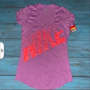 NIKE Scoop Short Sleeve T- Shirt. BRAND NEW W/ TAGS